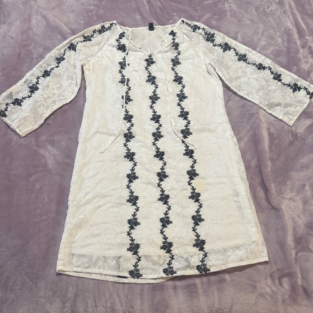 White tunic sleeve with blue embroidery and liner midi dress